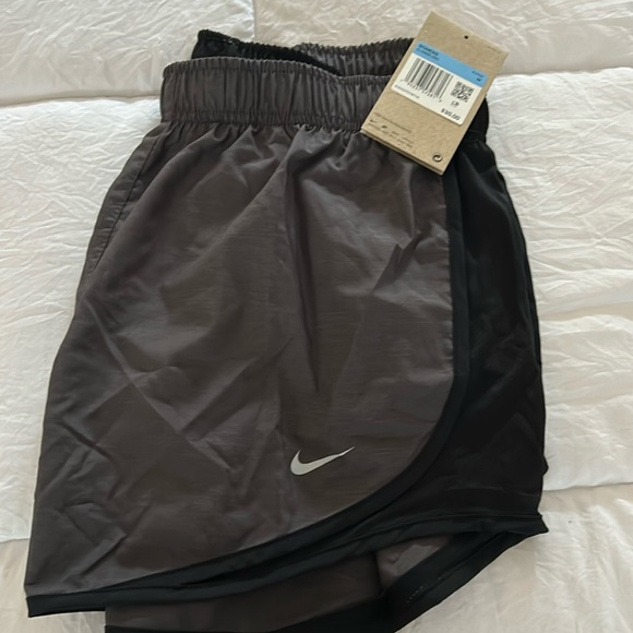 NIKE Women DriFit athletic shorts, size M, NWT - Picture 1 of 4